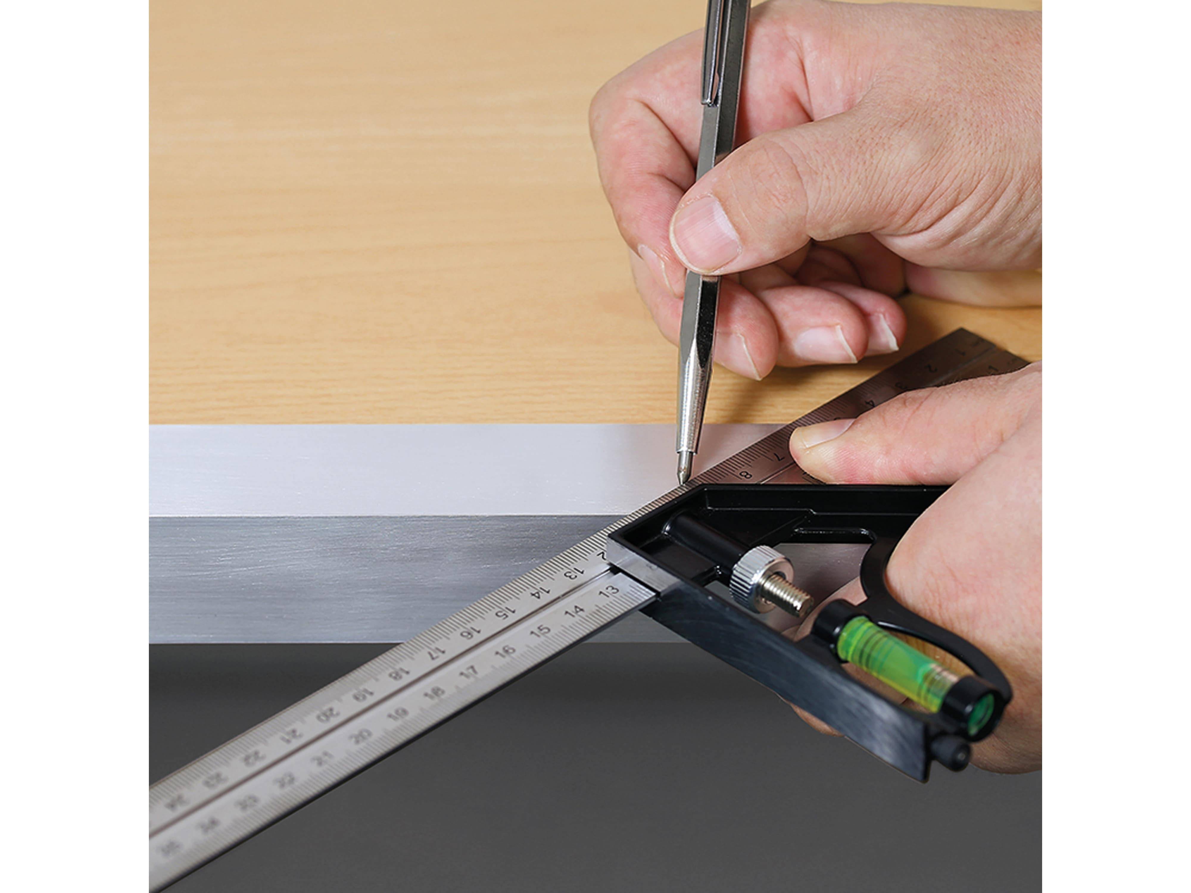 Eine Person verwendet ein Kombiwinkelmesser und einen Bleistift, um einen rechten Winkel auf der Kante einer Holzplatte zu markieren.