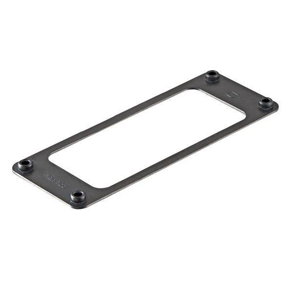 Eine rechteckige Metallhalterung mit abgerundeten Ecken und vier Montagelöchern, die zum Befestigen von Komponenten konzipiert ist und auf einem weißen Hintergrund dargestellt wird.