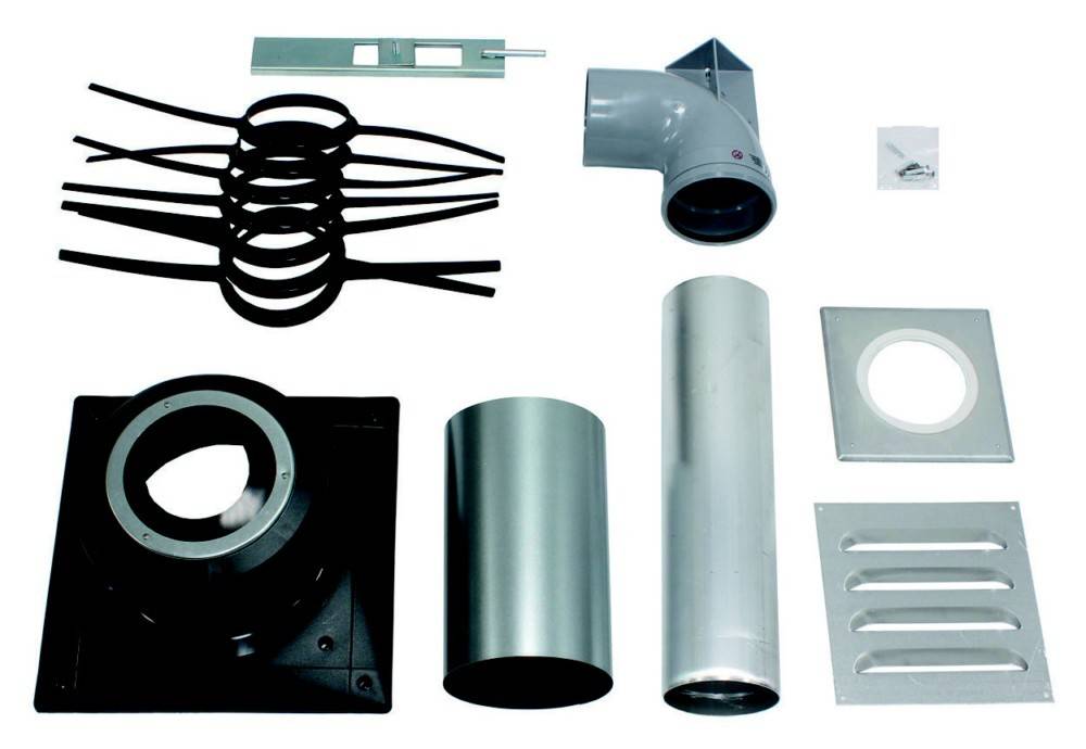 Verschiedene Klimaanlagenkomponenten einschließlich Lüftungskanäle, Lüftungsöffnungen und Verbindungsstücke, die auf einem weißen Hintergrund angeordnet sind.