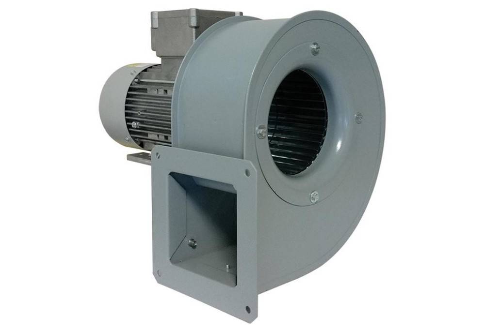 Ein großer industrieller Zentrifugalventilator mit sichtbarem Motor und Gehäuse, der zur Belüftung oder Kühlung in Maschinen oder Gebäuden eingesetzt wird.