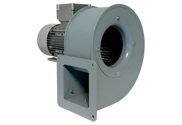 Ein industrieller Zentrifugalventilator mit einem großen, kreisförmigen grauen Gehäuse und sichtbarem Motor, der zur Belüftung oder Luftströmungsregelung in Maschinen eingesetzt wird.