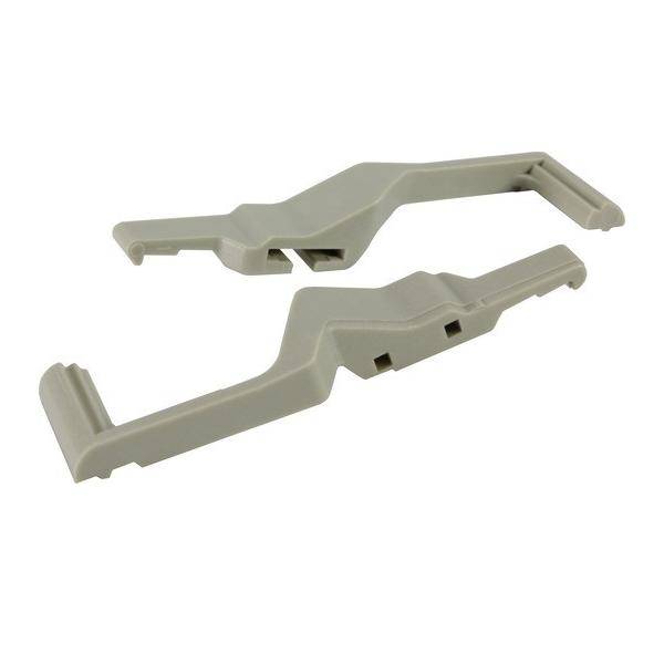 Ein Paar grauer Plastikklammern, entwickelt zum Zusammenhalten von Gegenständen oder Komponenten, vor einem einfarbigen weißen Hintergrund abgebildet.