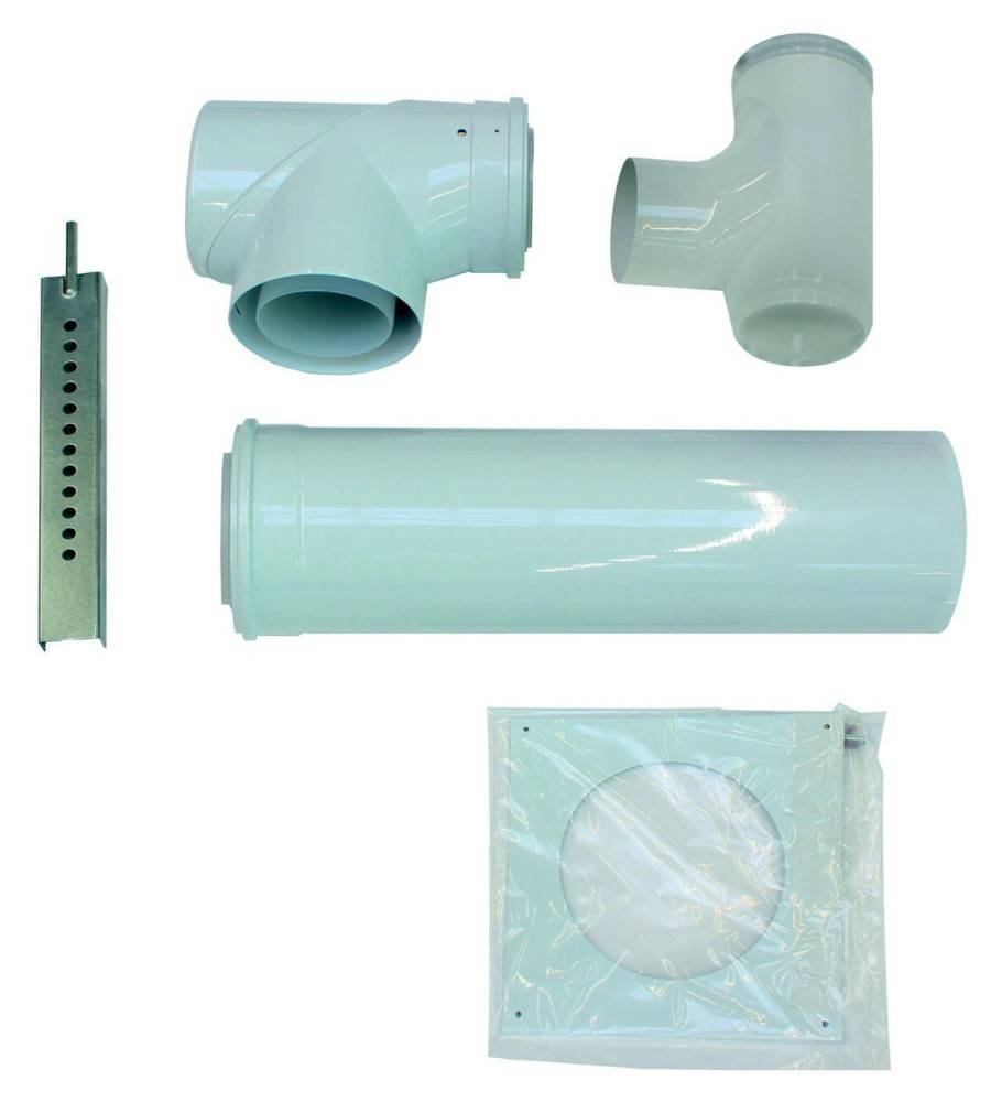 Fünf weiße PVC-Rohranschlüsse und Verbinder in verschiedenen Formen und Größen sind vor einem schlichten Hintergrund angeordnet.