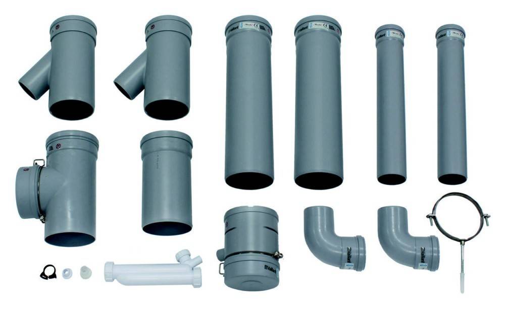 Eine Anordnung von grauen PVC-Rohren und Verbindungsstücken auf einem weißen Hintergrund, einschließlich gerader Rohre, Bögen und eines Siphons.