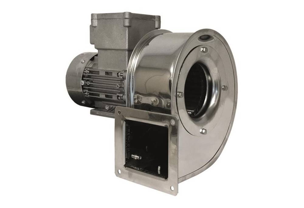 Ein glänzender Metallindustriegebläse mit einem Motor, ausgestattet mit einem rechteckigen Einlass und einem kreisförmigen Auslass, konzipiert für Luftzirkulation oder Belüftung.