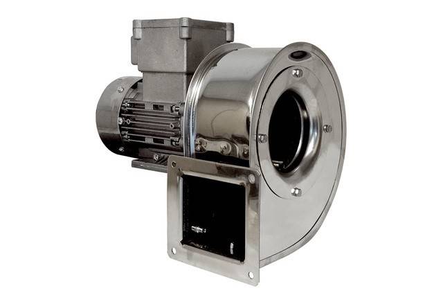 Ein Zentrifugalgebläse aus Edelstahl mit rechteckigem Lufteinlass und leistungsstarkem Elektromotor, verwendet für industrielle Belüftungssysteme.