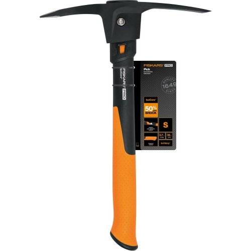 Eine Spitzhacke mit einem orangefarbenen Griff und einem schwarzen Metallkopf. Ein angehängtes Etikett hebt hervor '50% weniger Schock' und gibt die Größe S an.