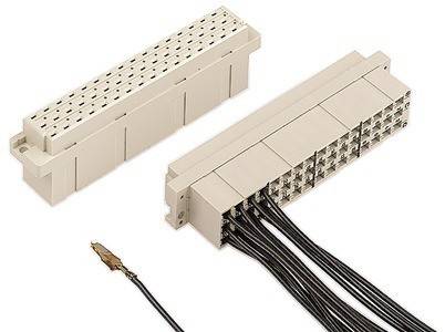 Zwei beige modulare Anschlusspaneele; eines verbunden mit mehreren schwarzen Kabeln, das andere nicht angeschlossen. Ein einzelner freiliegender Draht in der Nähe.