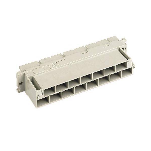 Ein beige, rechteckiger elektrischer Stecker mit mehreren Schlitzen für Stifte, der für Strom- oder Datenverbindungen in elektronischen Geräten verwendet wird.