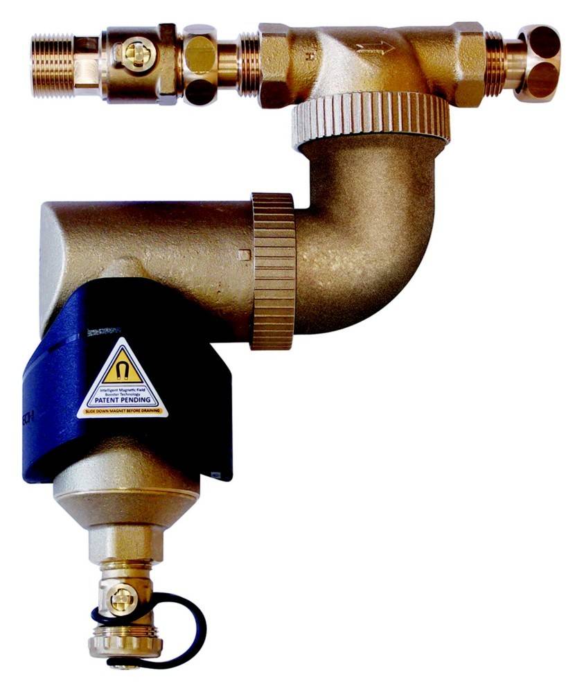 Eine Messingklempnerkomponente mit einem dunkelblau Etikett, auf dem 