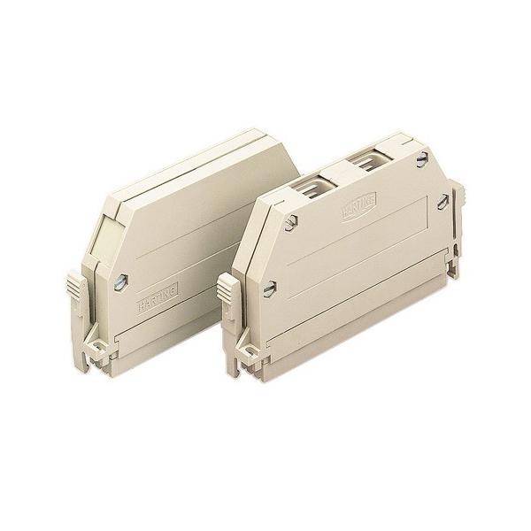 Zwei beige Reihenklemmen mit geschlossenem Design, die zum Verbinden elektrischer Schaltkreise verwendet werden, auf einem weißen Hintergrund positioniert.