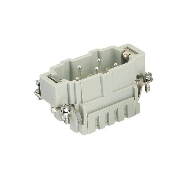 Ein grauer rechteckiger industrieller Elektrostecker mit metallischen Schrauben an jeder Ecke wird gezeigt. Er verfügt über mehrere Anschlussöffnungen für Verbindungen.