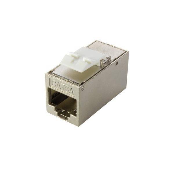 Nahaufnahme eines CAT6A-Ethernet-Kabelstecker-Adapters auf weißem Hintergrund.