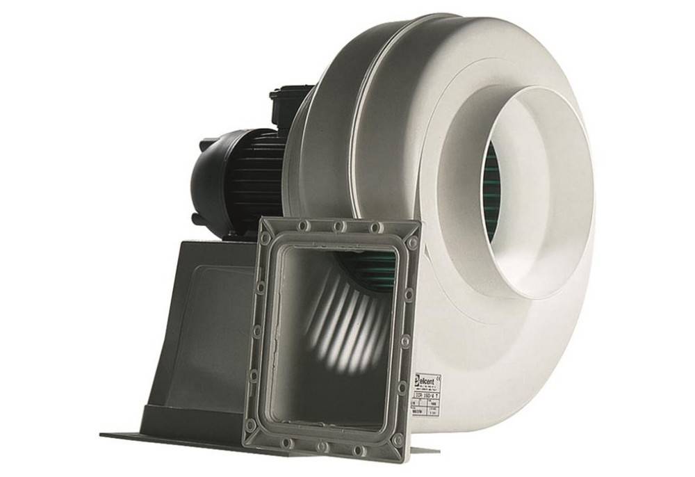 Großer industrieller Gebläseventilator mit rechteckiger Einlassöffnung, entwickelt zur Belüftung von Räumen oder für industrielle Anwendungen.