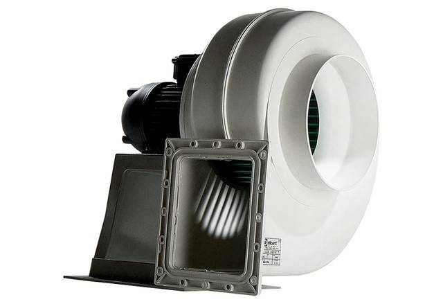 Ein kreisförmiger Lüftungsventilator mit industriellem Design, der ein weißes Gehäuse und einen sichtbaren Motor im hinteren Bereich aufweist, nach rechts geneigt.