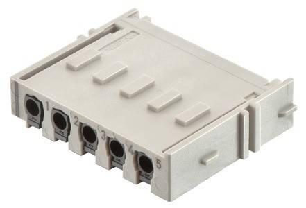 „Eine Nahaufnahme eines beigen Elektro-Anschlussblocks mit fünf Löchern und nummerierten Schlitzen, der für Verdrahtungsverbindungen in elektronischen Geräten verwendet wird.