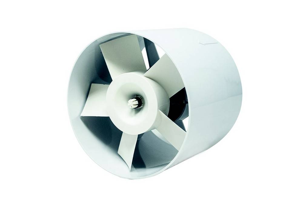 Ein zylindrischer weißer Lüftungsventilator mit sichtbaren Rotorblättern ist in einem kreisförmigen Gehäuse montiert, der für den Luftstrom in einem Kanalsystem konzipiert ist.