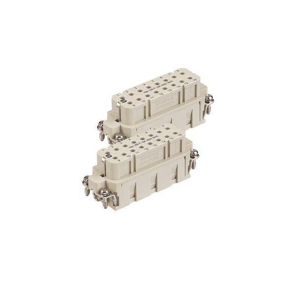 Zwei beige Mehrfachanschlüsse mit Stiften, übereinander gestapelt und ausgerichtet, mit Schraubanschlüssen an jeder Seite. Geeignet für industrielle Verkabelung.