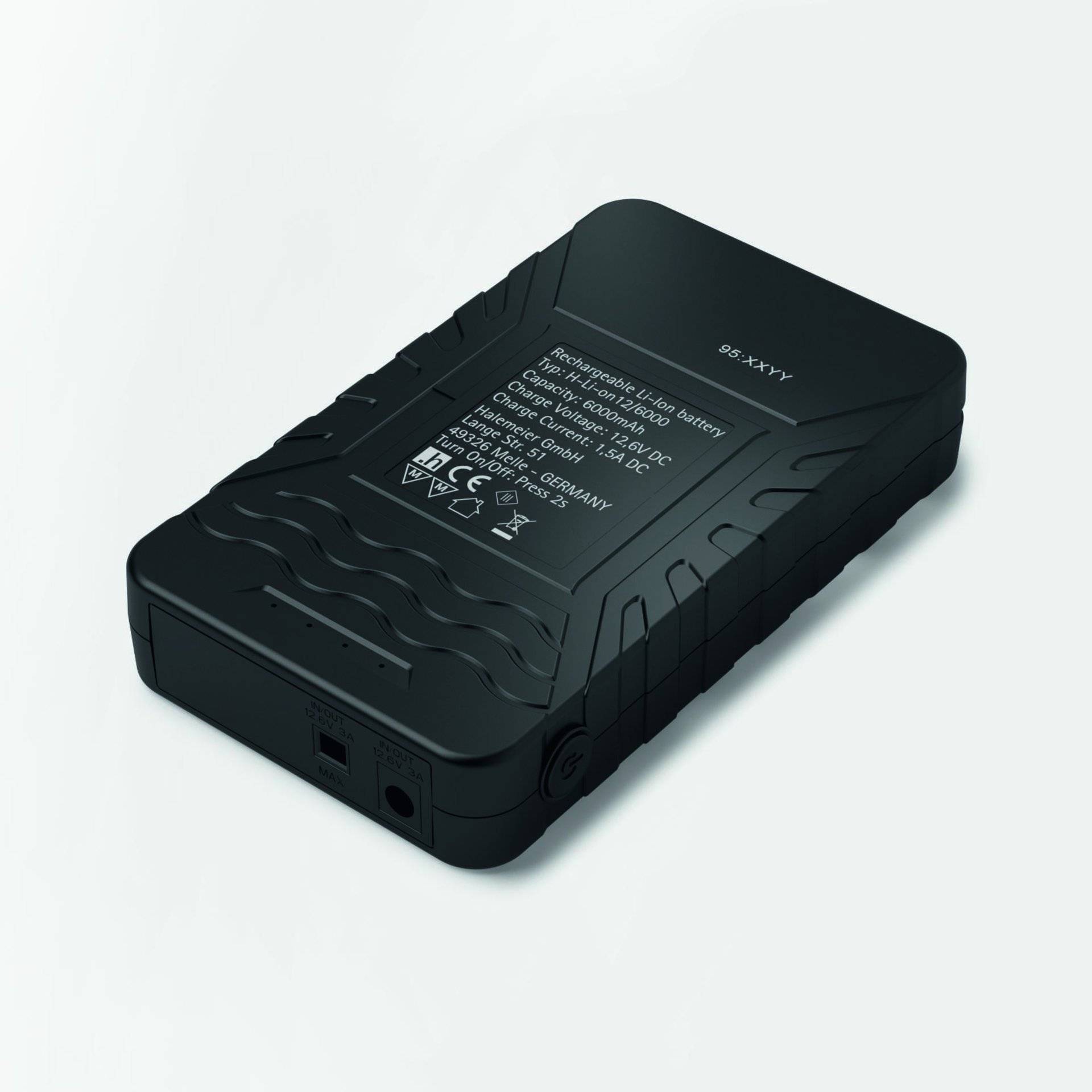 Ein schwarzes rechteckiges Lithium-Ionen-Akkupack mit Sicherheitssymbolen und technischen Spezifikationen in weißer Schrift auf seiner Oberfläche.