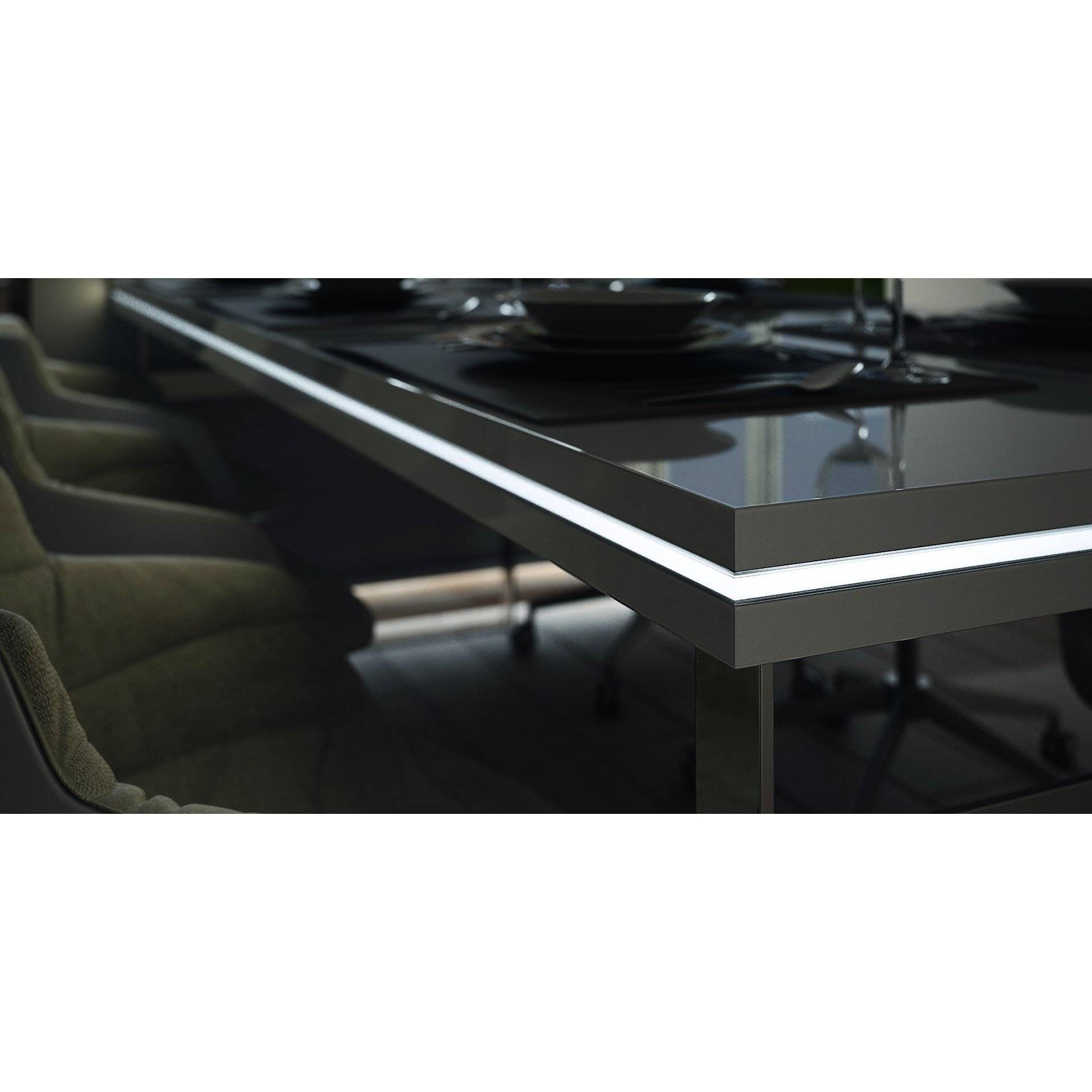 Ein eleganter, moderner Esstisch mit hochglänzender Oberfläche strahlt ein weiches Licht von einem integrierten Leuchtstreifen entlang der Kante aus, umgeben von Stühlen.