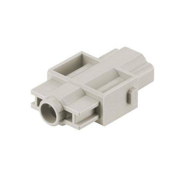 Eine Nahaufnahme eines hellgrauen LEGO Technic Verbindungsstücks mit drei Öffnungen für Achsen oder Stifte, das beim Bauen von Konstruktionen verwendet wird.