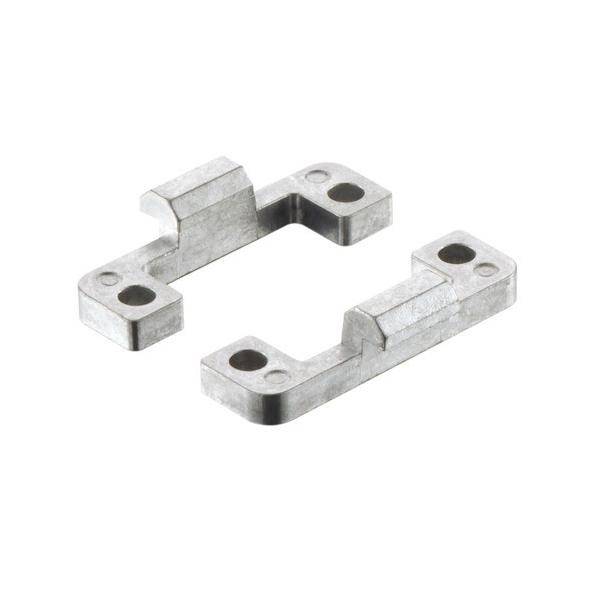 Eine metallische Halterung mit mehreren Löchern und Vorsprüngen, die zum Befestigen oder Verbinden von Komponenten in einer Baugruppe konzipiert ist.