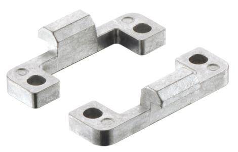 Eine Metallhalterung mit vier Löchern für Schrauben, konzipiert zum Stützen oder Befestigen von Objekten, vor einem weißen Hintergrund.