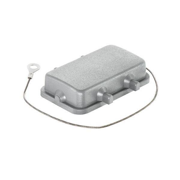 Ein rechteckiges metallisches Objekt mit einem angeschlossenen Kabel, möglicherweise eine Erdungskomponente.