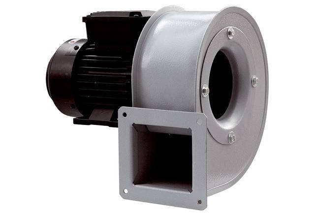 Ein großer elektrischer Industrialventilator mit Metallrahmen und sichtbarem Motor.