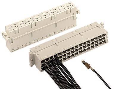 Ein 25-Paar-Telefonverbinder mit mehreren angeschlossenen Drähten. Daneben befindet sich ein weiterer Verbinder und ein einzelner Kupferverbinder zum Vergleich.