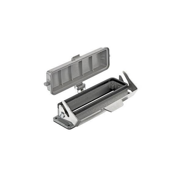 Metallgehäuse mit einem offenen Deckel an Scharnieren, das Innenräume für Kabel oder Ausrüstung zeigt.