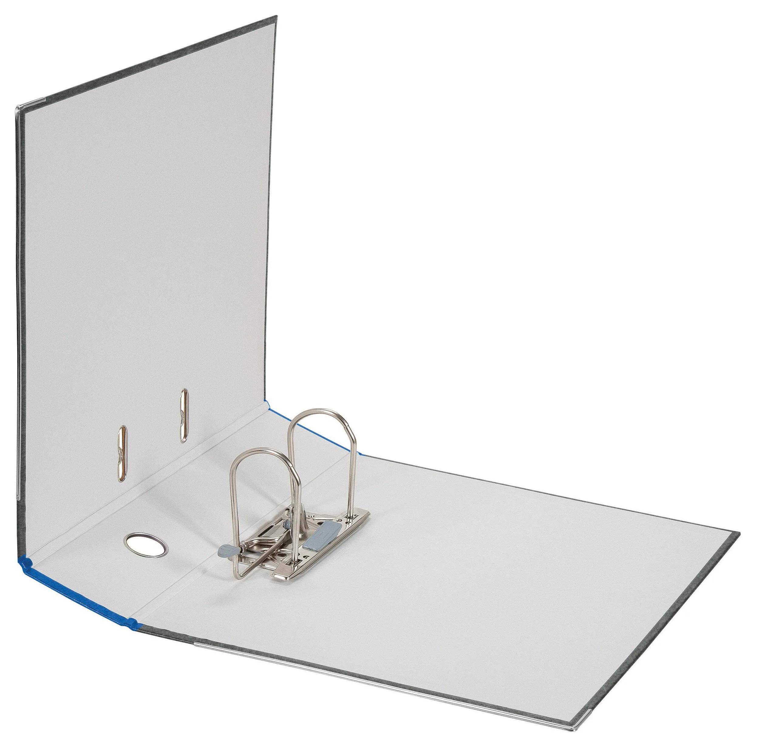 Ein offener Ordner mit drei Ringen und Metallringmechanismus auf weißem Hintergrund.