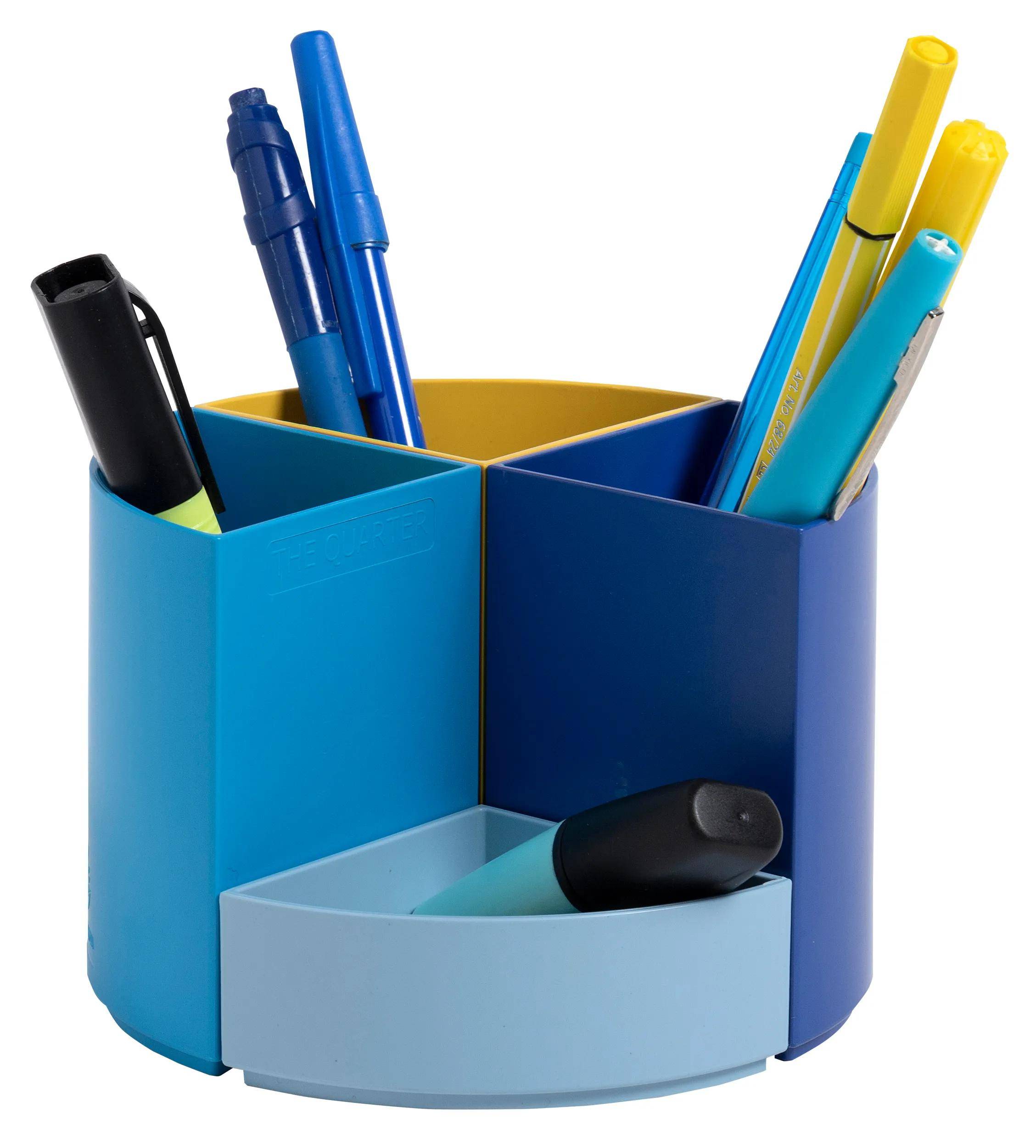 Ein großer gelber Büroordner mit einem karierten Etikett auf dem Rücken und blauen Gummibändern, die ihn zusammenhalten.