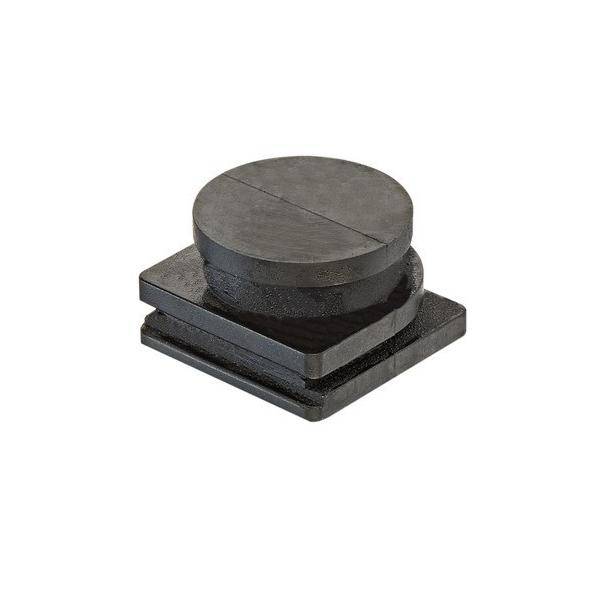 Ein schwarzer Kunststoffstecker mit rundem Oberteil und quadratischer Basis.