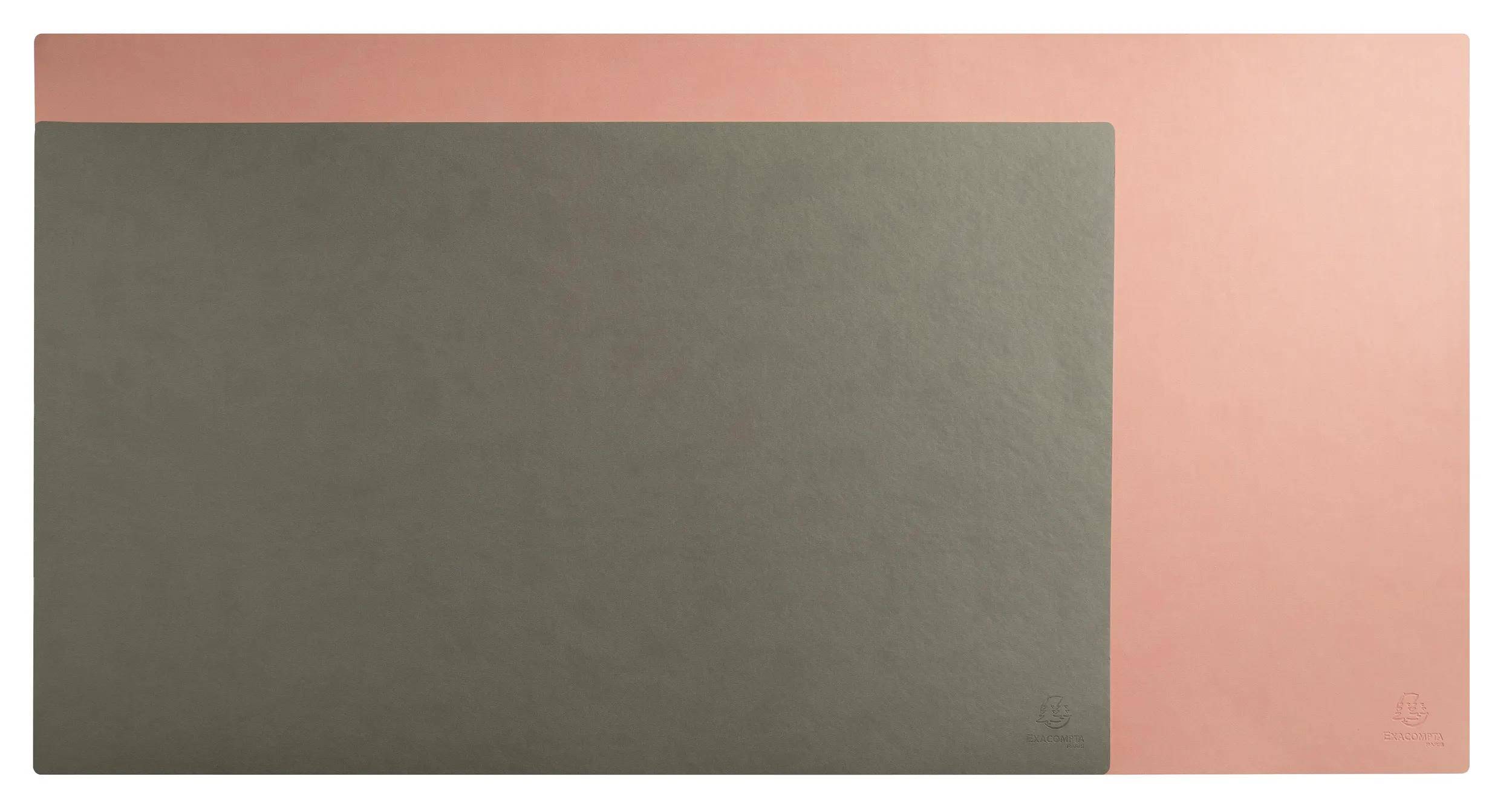 Eine große graue rechteckige Matte sitzt auf einem pfirsichfarbenen Hintergrund.