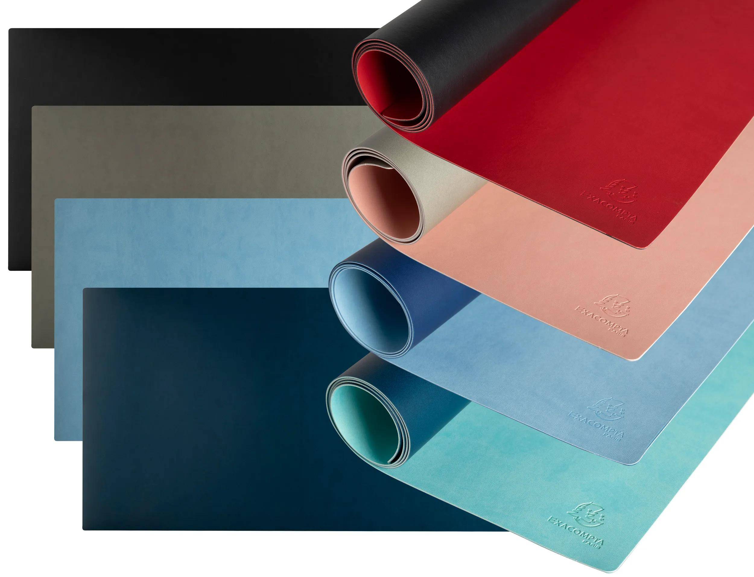 Fünf Rollen farbiges Papier werden präsentiert, die in den Farbtönen Schwarz, Rot, Grün, Blau und Blaugrün erhältlich sind. Jede Rolle zeigt das Logo „Arjowiggins