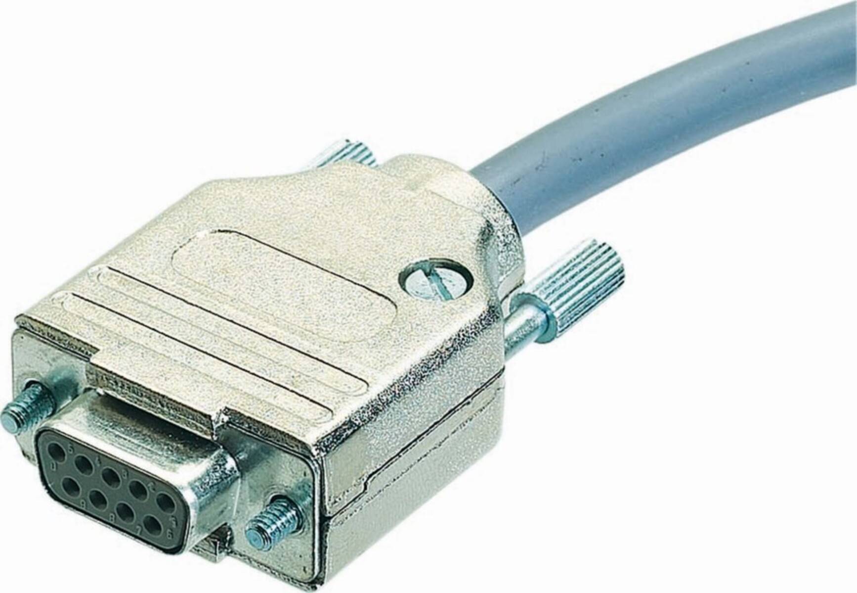 Eine Nahaufnahme eines Metall-VGA-Kabelsteckers mit Schrauben, der an ein graues Kabel angeschlossen ist und zum Verbinden von Computern mit Displays verwendet wird.