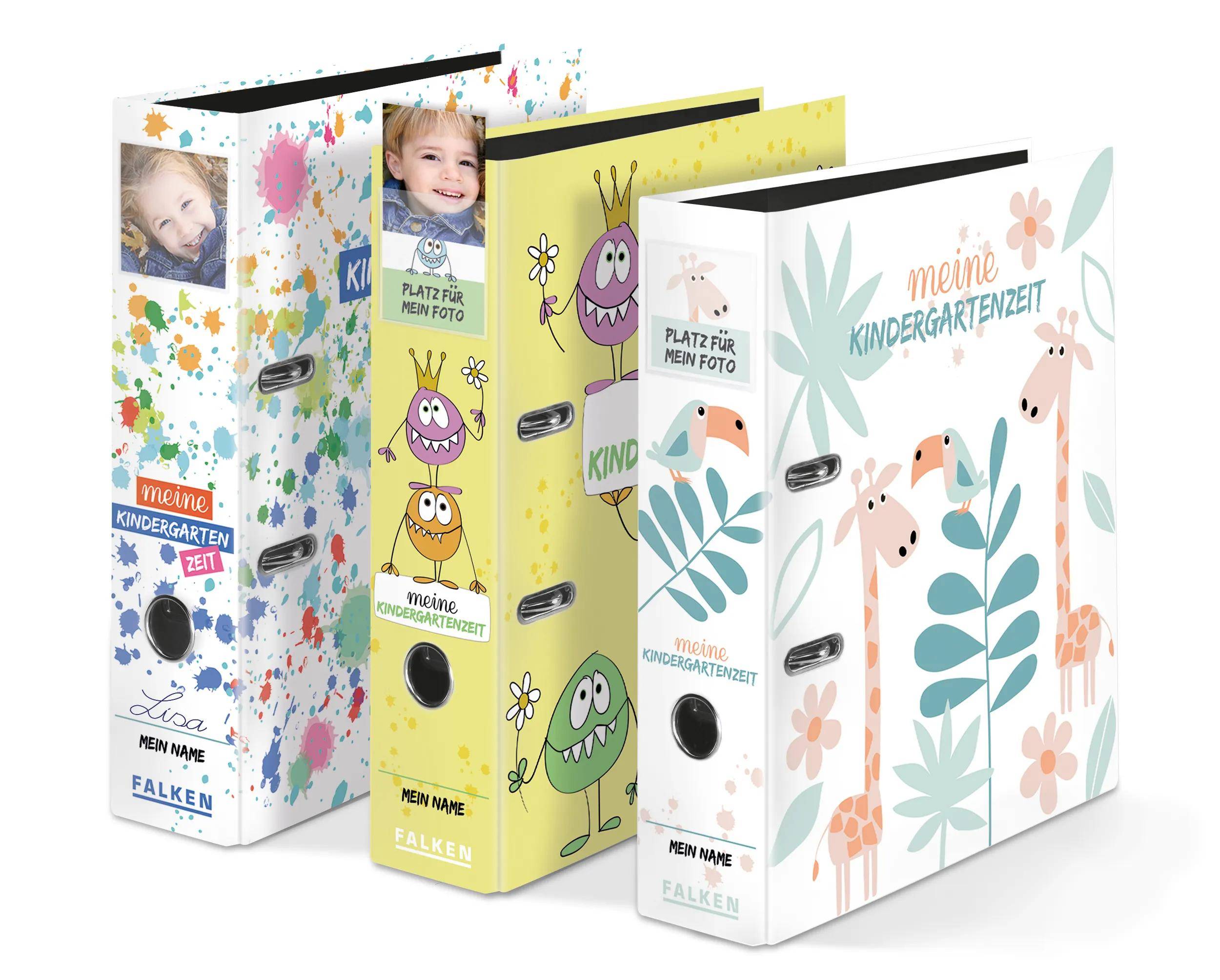 Ein offener blauer Ringordner mit zwei Metallringen und einem Loch für einfachere Handhabung, verwendet zum Organisieren von loseblättrigem Papier.