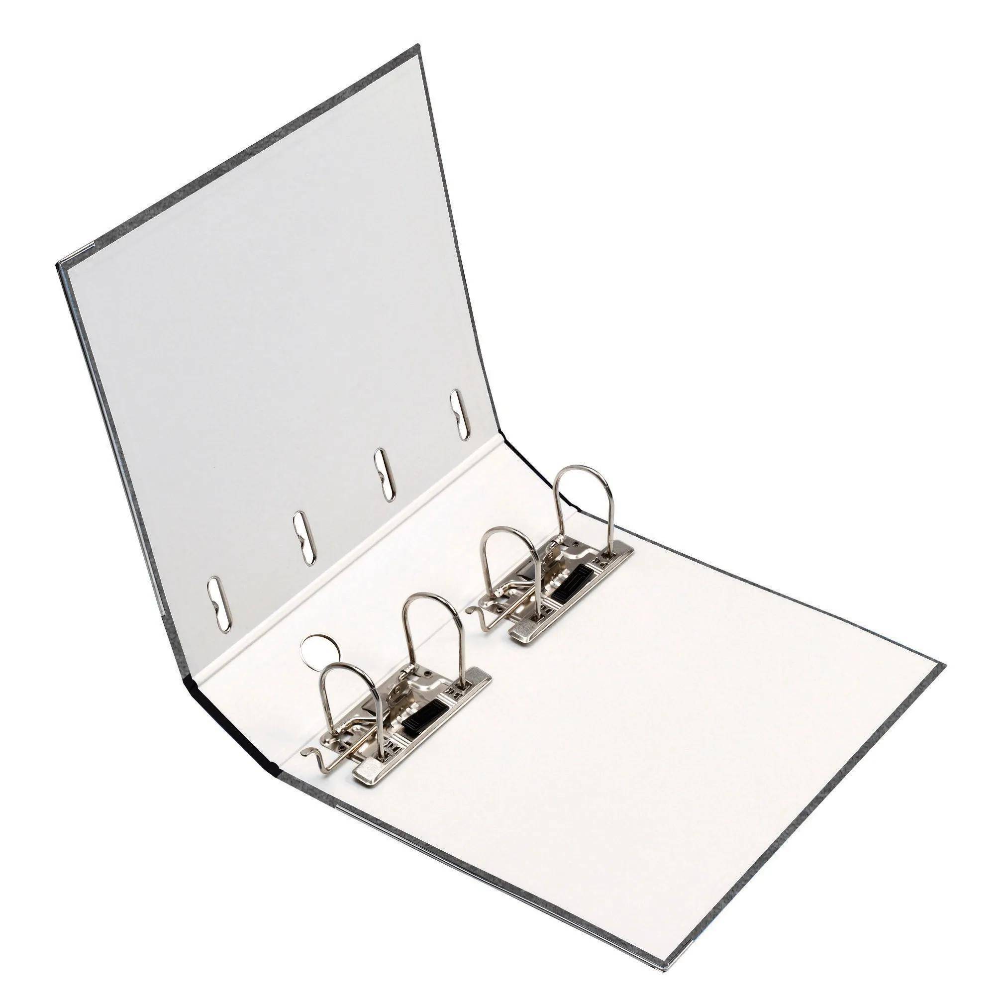 Offener Ordner mit drei Metallringen und weißen Seiten, bereit zum Einfügen von Dokumenten.