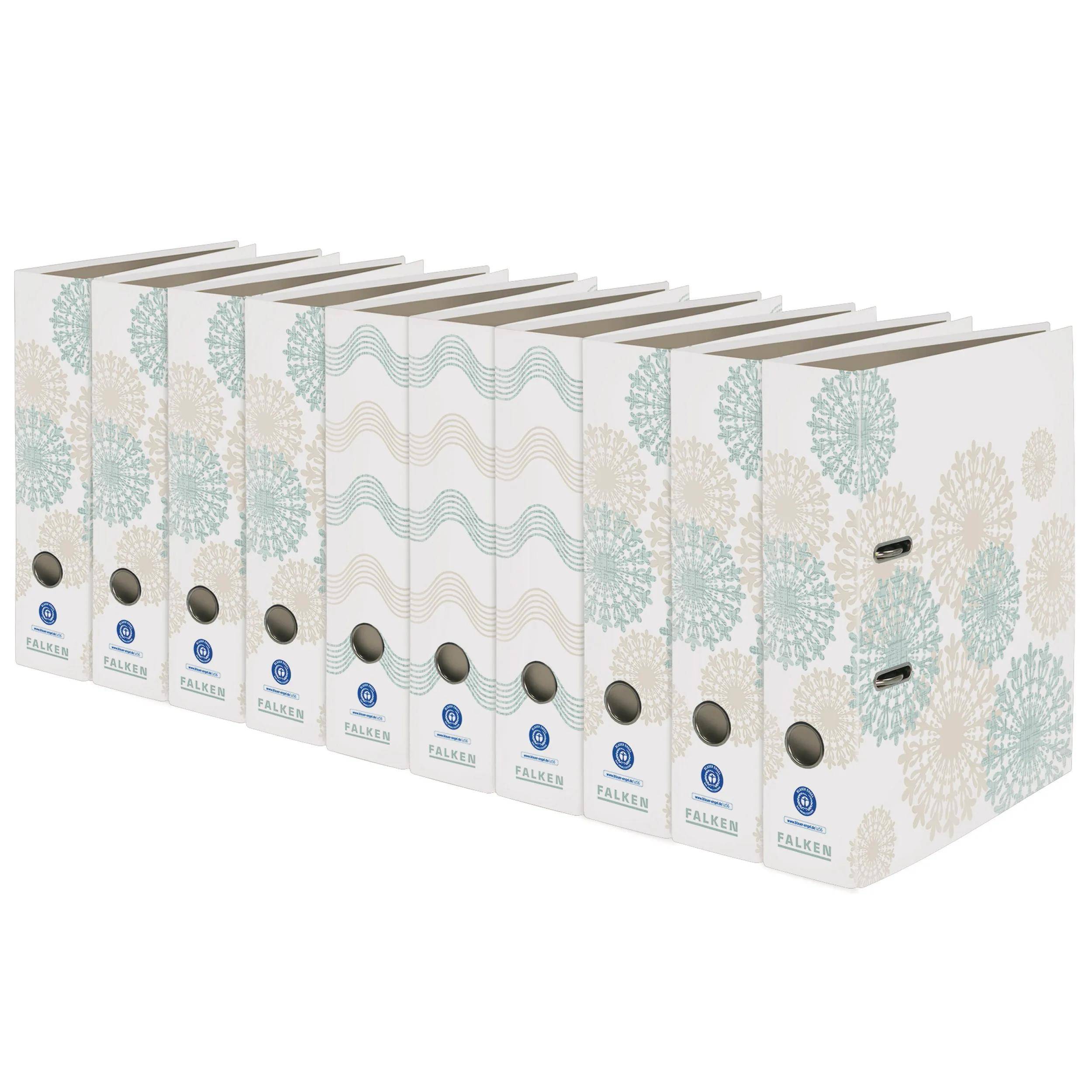 Neun identische weiße Aktenordner mit blauen und beigen Blumenmuster sind in einer Reihe angeordnet und zeigen ihre markengebundenen Rücken.