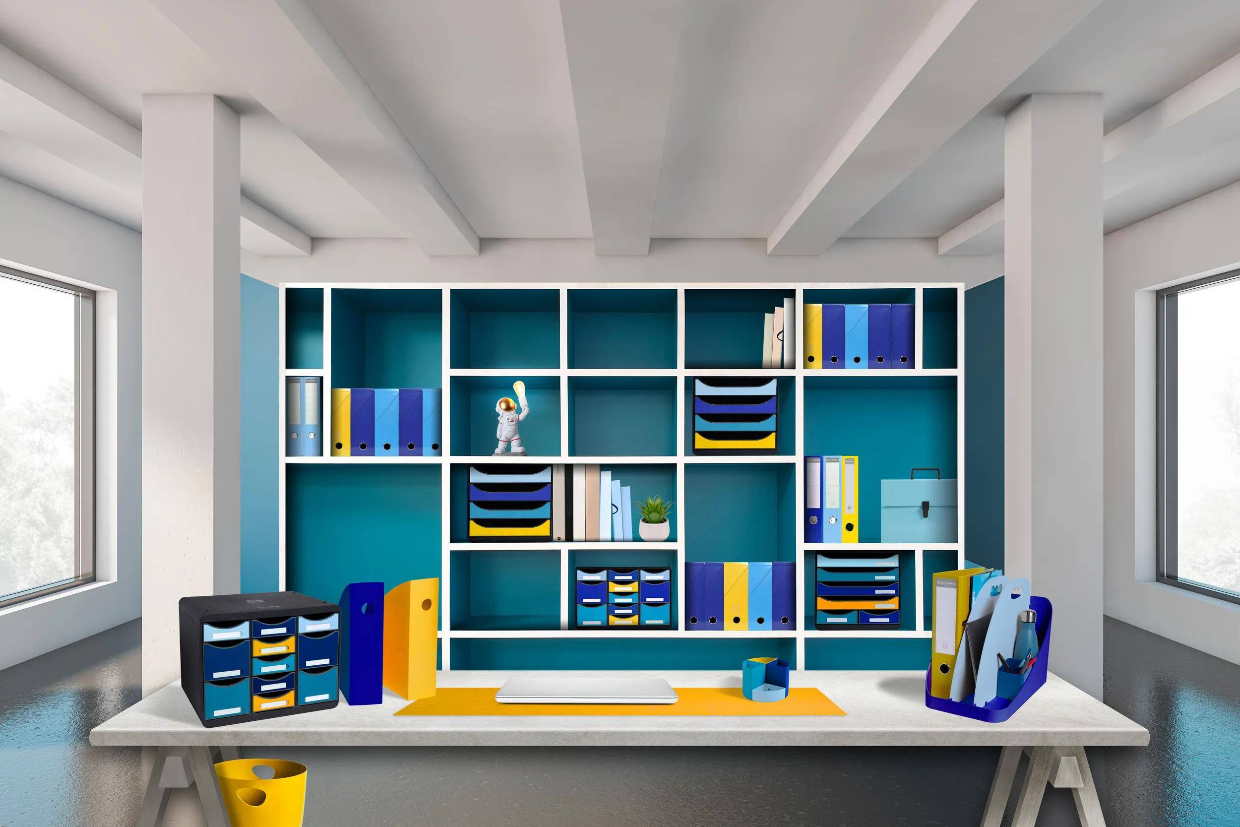Ein minimalistisches Büroregal-Design mit farbenfrohen Ordnern, Boxen und einer kleinen Astronauten-Figur, eingebaut in einen modernen Raum mit blauen Akzenten.