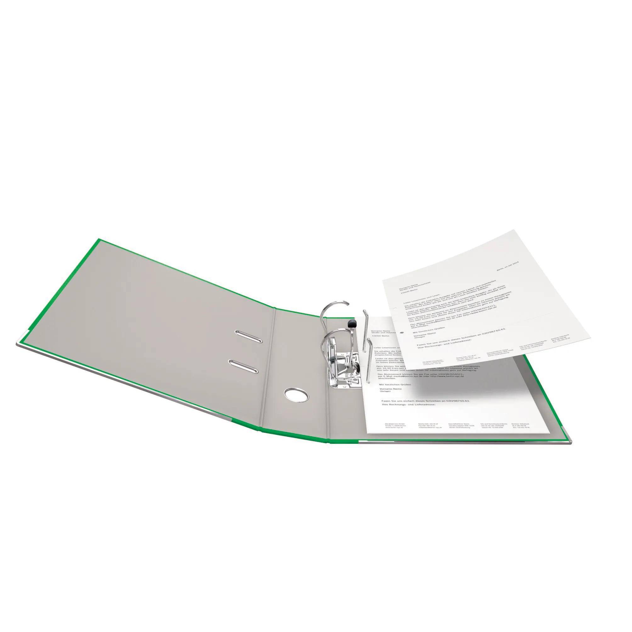 Ein offener grüner Ordner mit einigen Blättern Papier, die darin eingeklemmt sind, wobei ein Blatt teilweise eingeschoben ist, was auf die Dokumentenorganisation hindeutet.