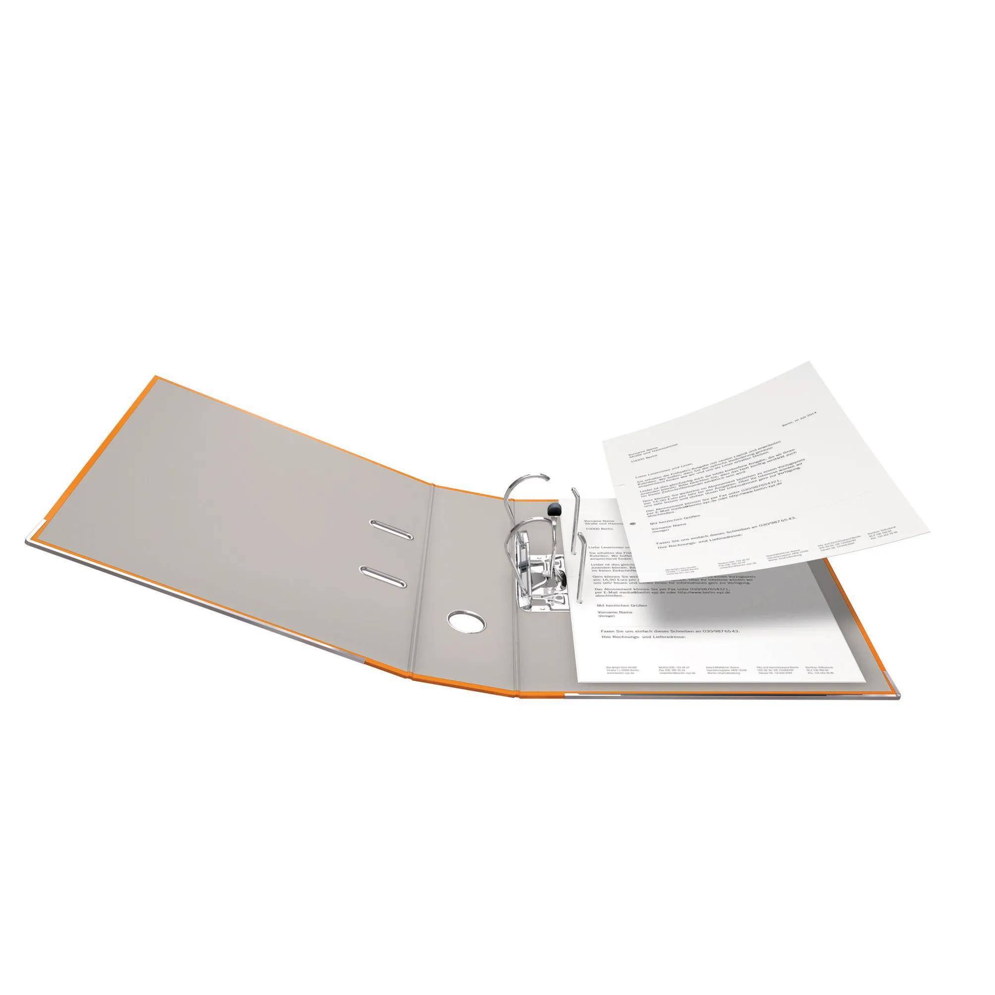 Ein offener orangefarbener Ordner enthält mehrere Dokumente, wobei ein Blatt teilweise herausgezogen ist, was auf aktive Nutzung oder Überprüfung hinweist.