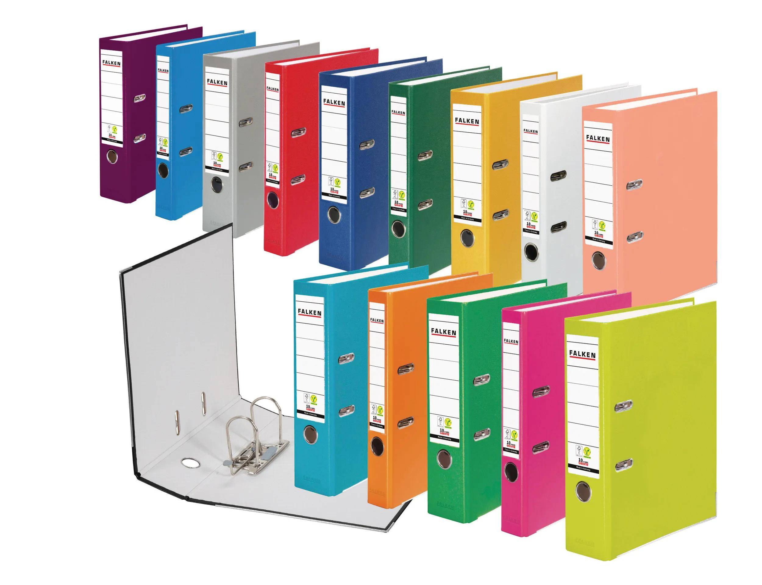 Eine farbenfrohe Sammlung von stehenden Ringbindern in verschiedenen Farben, darunter Lila, Rot, Blau, Grün, Orange und Rosa, plus ein offener Ordner, der Metallringe zur Papierorganisation zeigt.