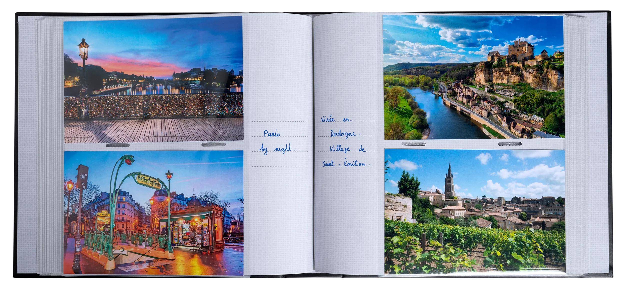 Ein offenes Scrapbook zeigt vier Reisefotos mit handgeschriebenen Beschriftungen, die 
