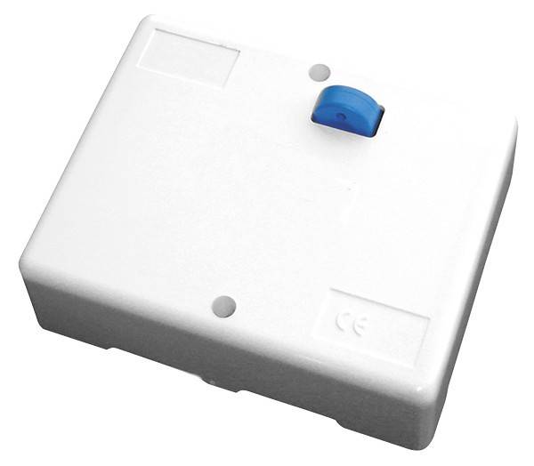 Ein weißer Deckenausschalter mit weißer Zugschnur und blauem Zugknopf.