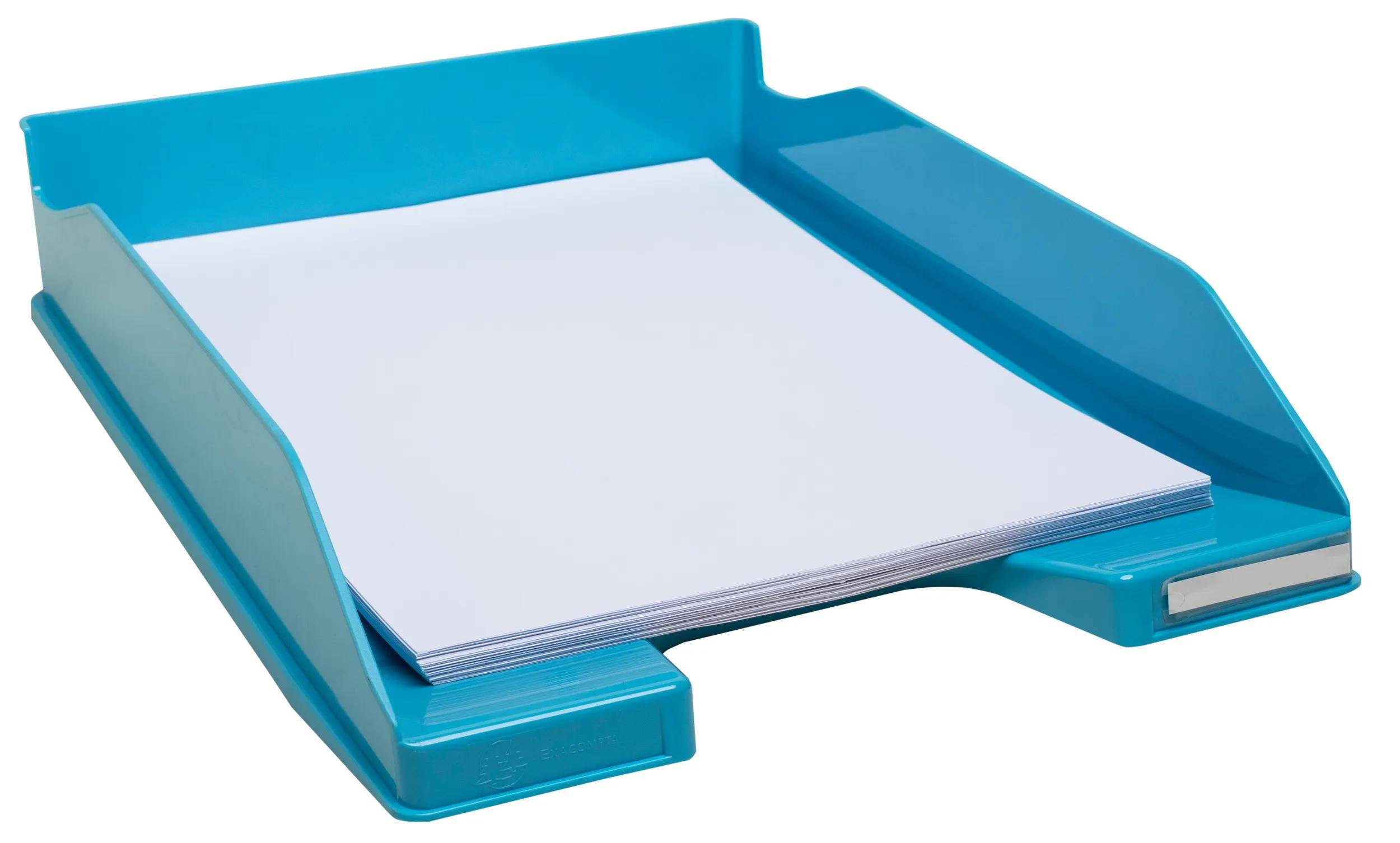 Ein blauess Kunststoffbrieffach, das einen Stapel weißes Papier hält, aus einem Winkel betrachtet, der beide Seiten und die Vorderseite zeigt.