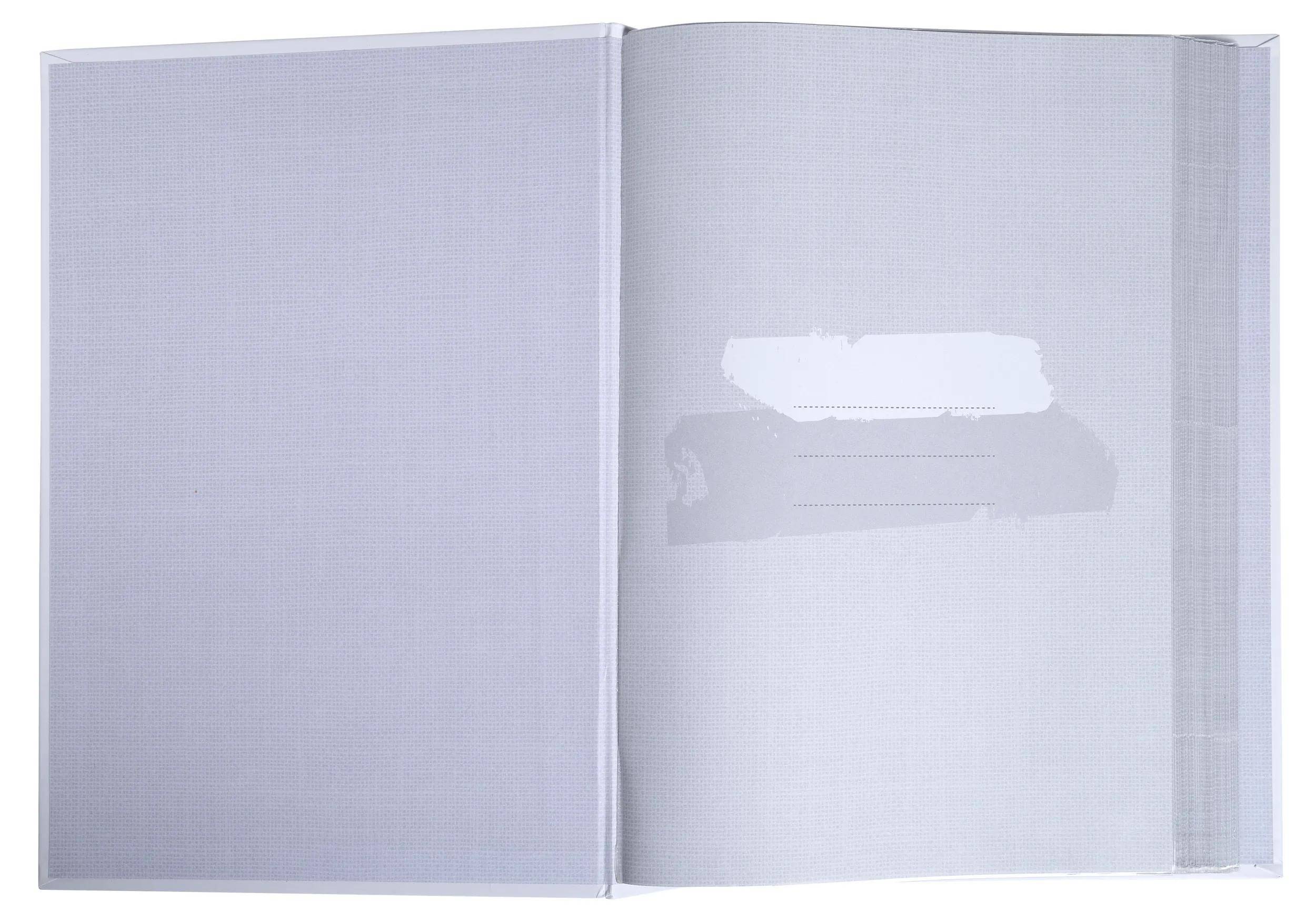 Eine offene, leere schwarze Schachtel mit einem daneben liegenden abnehmbaren Deckel, der die Innen- und Außentextur zeigt.