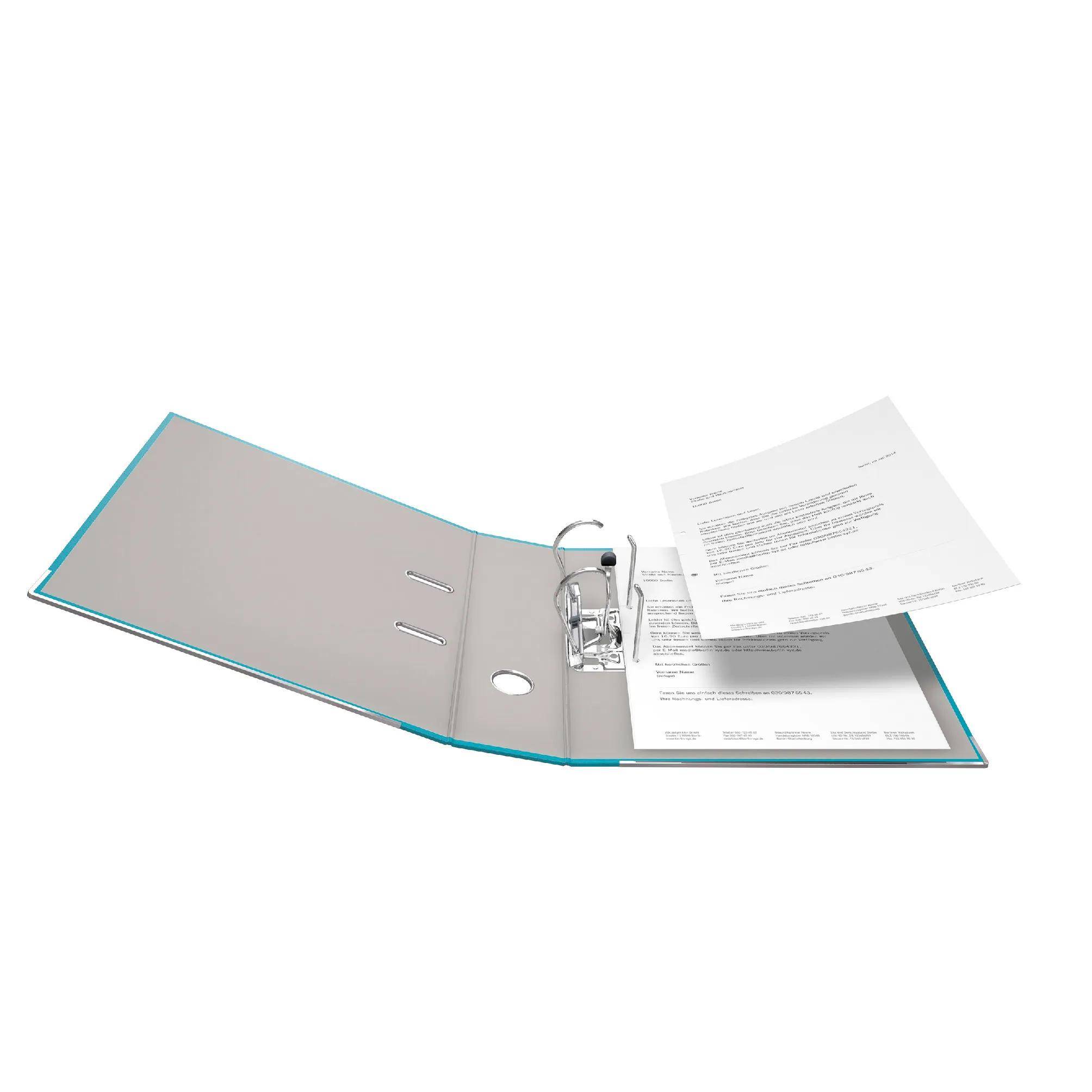 Ein offener Ordner mit Metallringen hält zwei lose Blätter Papier mit maschinengeschriebenem Text. Der Ordner ist blau und steht vor einem einfachen Hintergrund.