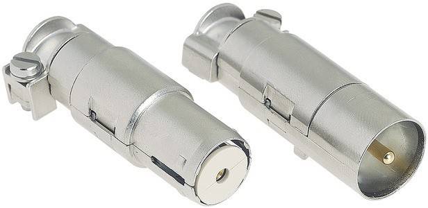 Ein Nahaufnahmebild von zwei silbernen Koaxialkabelsteckern, die den Verriegelungsmechanismus und die Metalloberfläche zeigen, verwendet für sichere Kabelverbindungen.